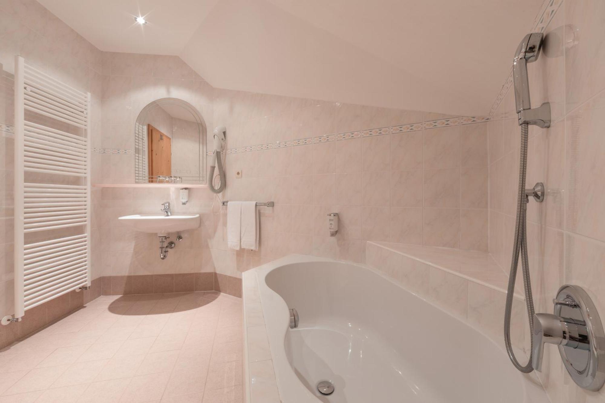 Zum Zirm Hotel Collalbo